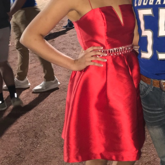 Red dress - Picture 3 of 3